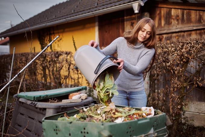 Skaza_Bokashi_Throwing fermented mass on the compost pile | Foto: 