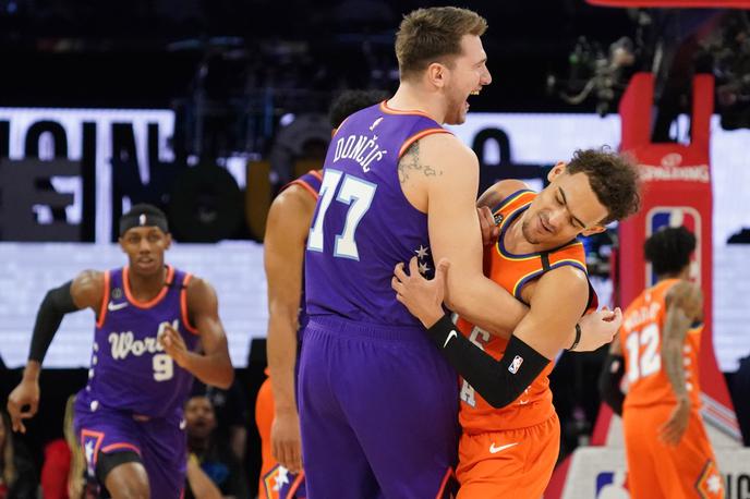 Luka Dončić Trae Young | Luka Dončić se je na tekmi vzhajajočih zvezd ogreval za nedeljsko tekmo All-Star. Kot kapetan ekipe Sveta je dosegel 16 točk in prispeval pet asistenc. Ekipa Sveta je proti ekipi ZDA izgubila z rezultatom 131:151. A bolj kot statistika je bil v ospredju šov.  | Foto Reuters