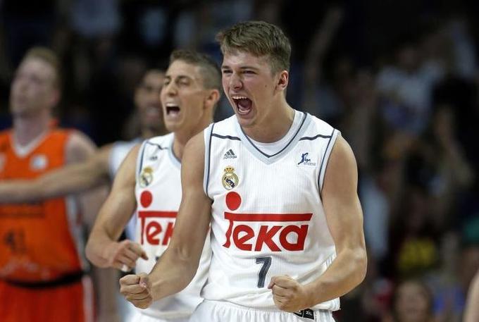 Luka Dončić se z Realom veseli zmage na španskem obračunu z Barcelono. | Foto: 