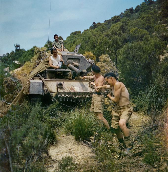 Posadka britanskega tanka v Tuniziji čisti top svojega goseničarja, 1943.  | Foto: Britanski Imperialni vojni muzej (IWM)