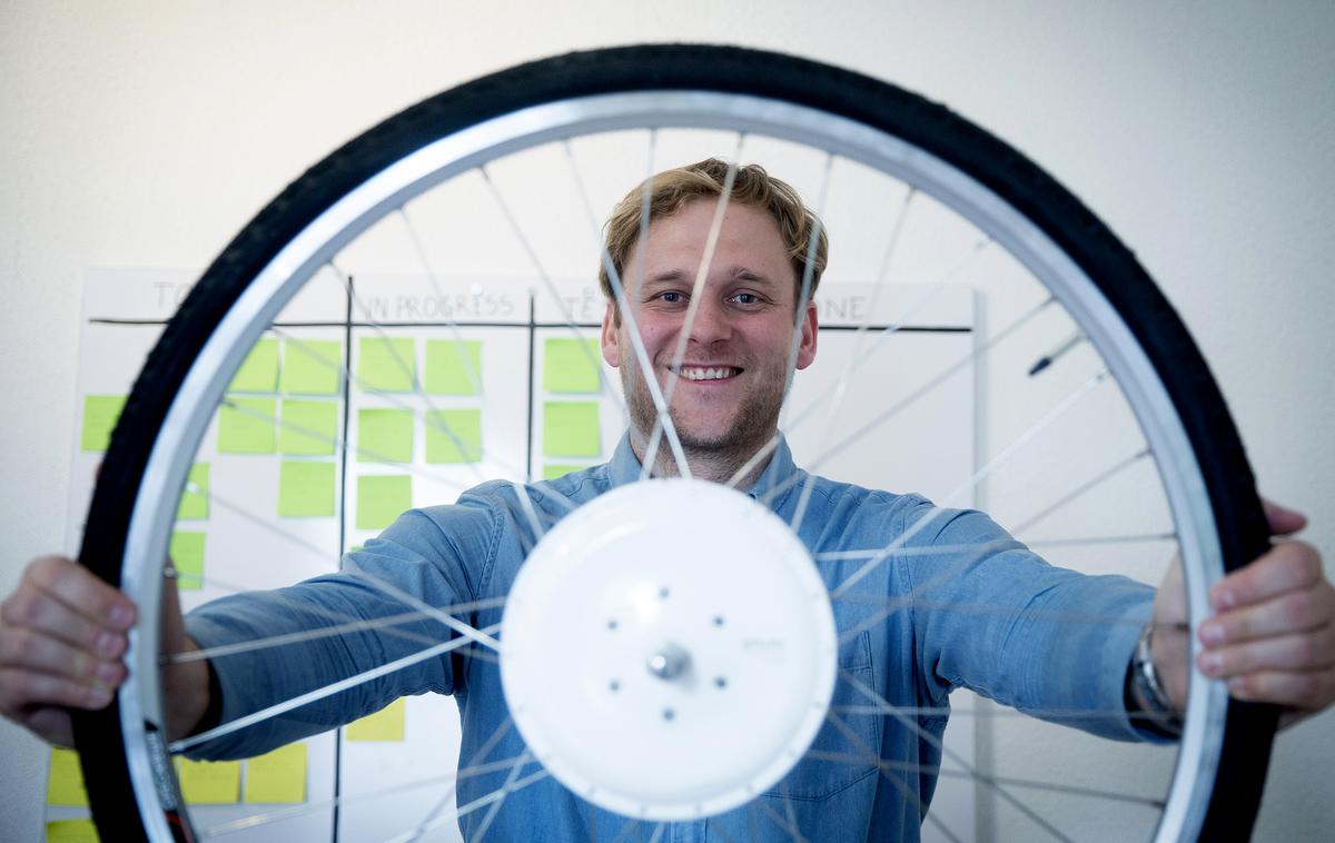 Smart Wheel. Nik Klanšek. | Najuspešnejši slovenski projekt na Kickstarterju do zdaj je električno kolo Flykly Smart Wheel Nika Klanška, ki je na platformi leta 2013 zbral 701.239 dolarjev.   | Foto Ana Kovač