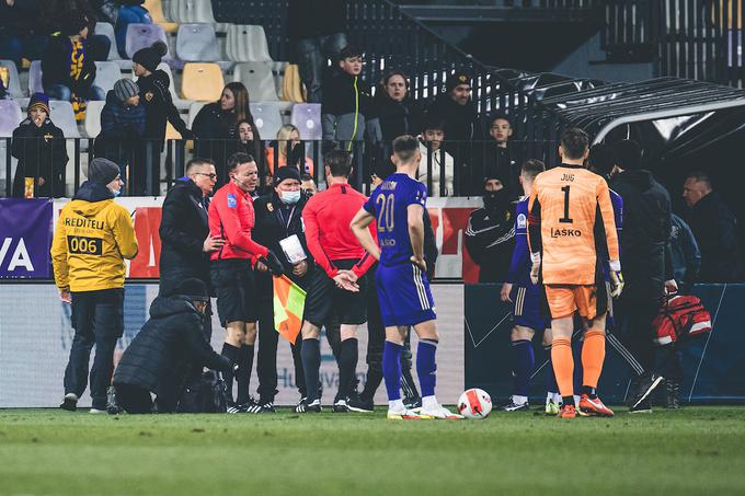 V začetku meseca jo je na dvoboju med Mariborom in Bravom skupil pomočnik sodnika. | Foto: Grega Valančič/Sportida