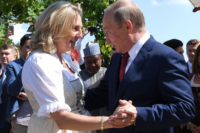 Vladimir Putin, Avstrija, poroka | Leta 2018 je na poroko takratne avstrijske zunanje ministrice Karin Kneissl z njenim dolgoletnim spremljevalcem Wolfgangom Meilingerjem prišel sam ruski predsednik Vladimir Putin. Zdaj je Kneisslova v nadzornem odboru ruskega državnega naftnega podjetja Rosneft. | Foto Reuters