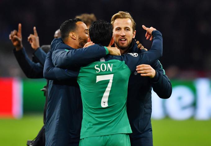 Harry Kane se je po zadnjem sodnikovem pisku pridružil soigralcem na igrišču. | Foto: Reuters