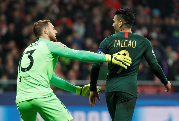 Jan Oblak je po zgrešeni 11-metrovki Radamela Falcaa pristopil do Kolumbijca. | Foto: Reuters