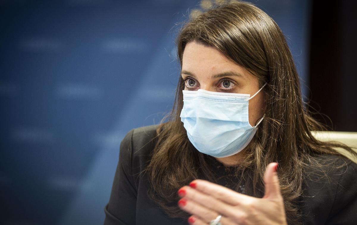 Simona Kustec | "Edini način, da šola ostane varen prostor in da bo lahko še naprej odprta, je to, da učenke in učenci obvezno nosijo zaščitno masko, upoštevajo priporočila epidemiološke stroke in se obvezno samotestirajo," pojasnjuje ministrica Simona Kustec.  | Foto Bojan Puhek