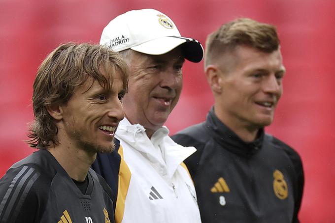 Luka Modrić in Toni Kroos bosta danes še zadnjič zaigrala skupaj za Real Madrid, ki ga vodi Carlo Ancelotti. | Foto: Guliverimage