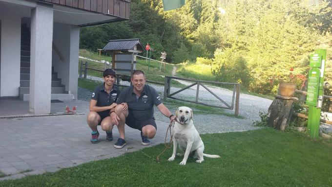 Oskrbnik Valvasorjevega doma pod Stolom je zadnja štiri leta Aleš Štefe. Na fotografiji z boljšo polovico Petro in štirinožno čuvajko Loti.  | Foto: Alenka Teran Košir