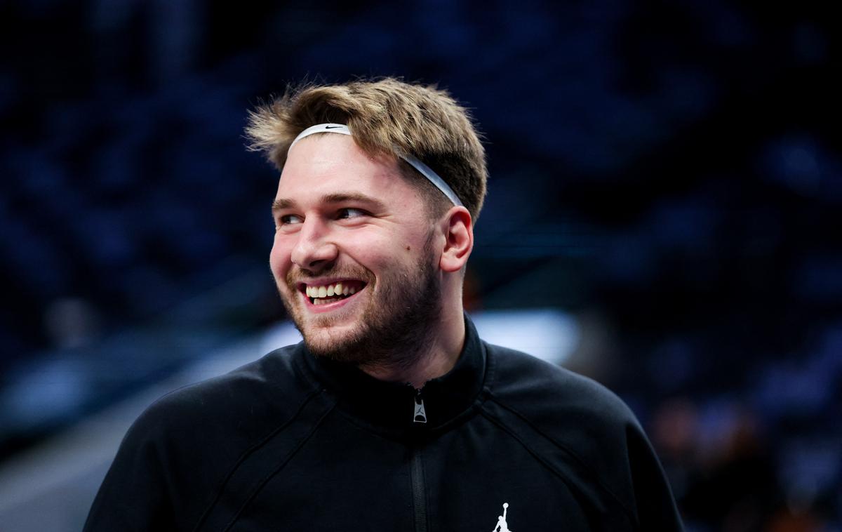 Luka Dončić | Luka Dončić je v trenirki in natikačih poskrbel za novo atraktivno potezo. | Foto Reuters