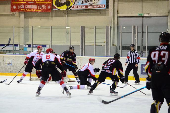 HK | Hokejisti HK Slavija Junior so na odločilni četrtfinalni tekmi državnega prvenstva premagali mlade železarje, HD Hidria Jesenice, in se uvrstili v polfinale. Tam jih čaka aktualni podprvak HDD Sij Acroni Jesenice. | Foto Facebook HK Slavija Junior