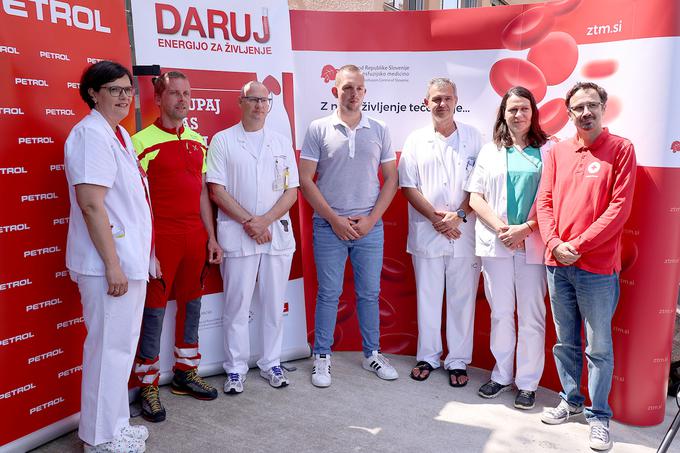 Skupinska fotografija (od leve proti desni): Polonca Mali, transfuziologinja, Zavod RS za transfuzijsko medicino, Primož Velikonja, vodja reševalcev, ZD Kočevje, dr. Primož Trunk, zdravnik helikopterske enote nujne medicinske pomoči; Siniša Milunović, poškodovanec, dr. Blaž Trotovšek, kirurg, UKC Ljubljana Martina Gubina, anesteziologinja, UKC Ljubljana, Boštjan Novak, strokovni sodelavec za krvodajalstvo, Rdeči križ Slovenije. | Foto: 