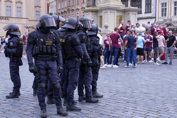 Praga konferenčna liga izgredi | Po besedah Tikovskega bi komunikacija v danih razmerah lahko bila boljša. Ob tem je izpostavil, da vodstvo fakultete in univerze ni bilo nemudoma obveščeno o nevarnosti, poroča radio Prague International. | Foto Guliverimage