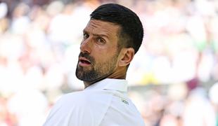 V Wimbledonu so morali za trenutek prekiniti dvoboj #video