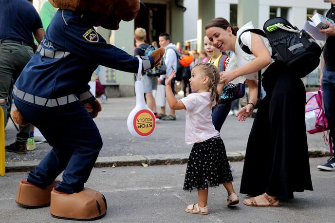 otroci v prometu | Današnji dogodek je potekal na ploščadi pred Osnovno šolo dr. Vita Kraigherja v Ljubljani, kjer so se učenci od prvega do petega razreda v družbi policistov preizkušali na različnih poligonih, s posebnim preizkusom pa so spoznavali pomen doslednega nošenja zaščitne kolesarske čelade. | Foto STA