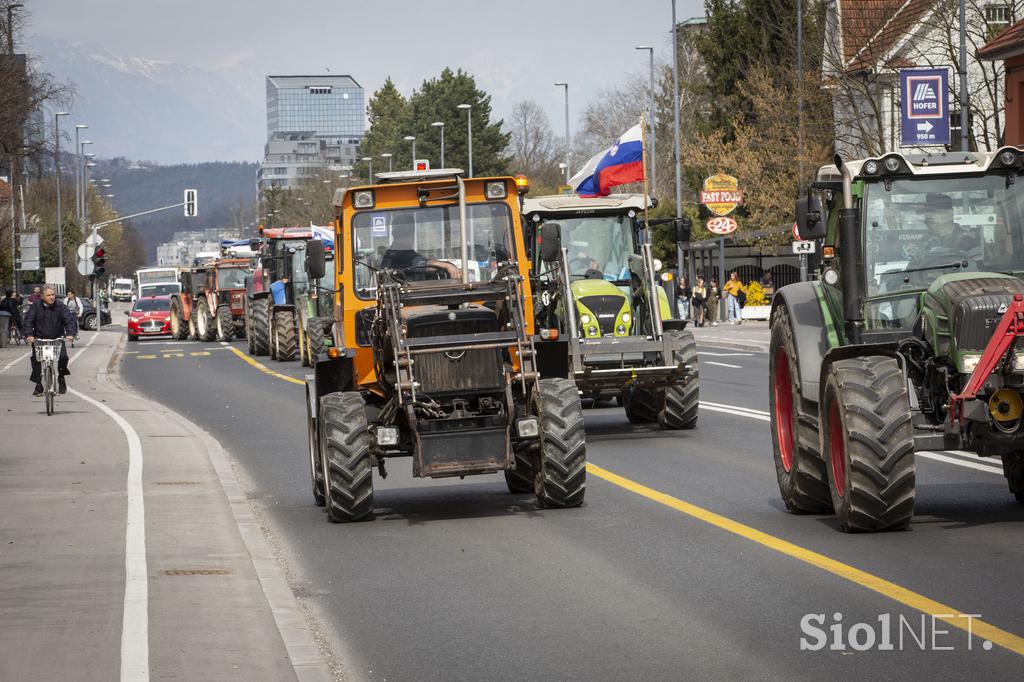 Protestni shod Sindikata kmetov Slovenije. Traktor, kmet, protest.