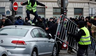 Protesti rumenih jopičev: Macron razmišlja tudi o referendumu