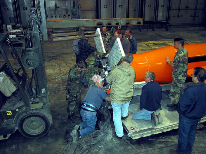 Massive Ordnance Air Blast v dolžino meri devet metrov. | Foto: Reuters