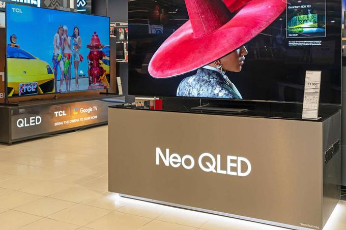 Mnogo kupcev novejših pametnih televizorjev se v zadnjih letih odloča med modeli, ki uporabljajo bodisi tehnologijo QLED ali OLED. Televizorji QLED so praviloma svetlejši in zato primernejši za uporabo v svetlih prostorih, televizorji OLED pa ponujajo boljše kontraste in jih je zato primerneje uporabljati v nekoliko temnejših prostorih. Večina preizkuševalcev je sicer mnenja, da je kakovost slike nekoliko boljša na televizorjih OLED, televizorji QLED pa so upoštevajoč dimenzije in podprte tehnologije praviloma cenejši.  | Foto: Shutterstock