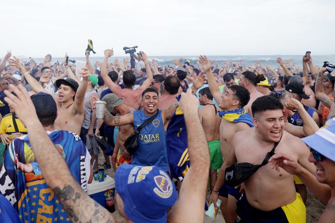 navijači Boca Juniors Copacabana | Slovita plaža Copacabana je bila polna navijačev Boce Juniors. | Foto Reuters