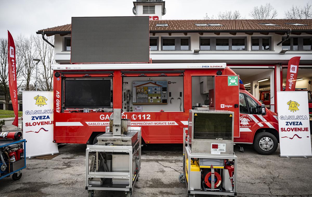 Predstavitev preventivnega gasilskega vozila | Vozilo bo v prihodnje potovalo po celotni Sloveniji, obiskovalo osnovne in srednje šole, različne prireditve ter zainteresirane skupine. Na teh lokacijah bodo ljudje imeli priložnost preizkusiti simulacije in pridobiti pomembno znanje na interaktiven način. Poleg izobraževanju širše javnosti pa je vozilo po besedah Vilfana namenjeno tudi operativnim gasilcem.  | Foto Ana Kovač