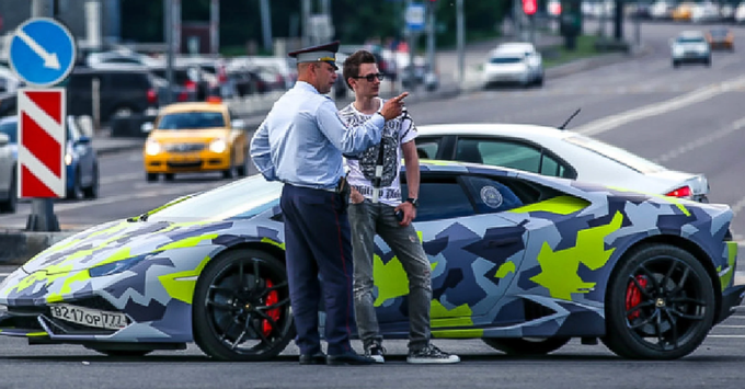 Jakubets in njegov kamuflažni lamborghini huracan, na katerem je tudi jasno vidna tablica z zakamufliranim napisom "lopov".  | Foto: Britanska nacionalna agencija za kriminal (NCA)