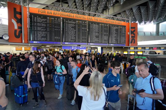 letališče v Frankfurtu | Letališča, ki so že uvedla novo tehnologijo, bodo utrpela finančno škodo, poleg tega je pričakovati, da bo pregled prtljage potekal počasneje. | Foto Gulliverimage