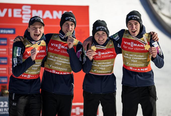 Zlata ekipna medalja na SP v poletih v Vikersundu 2022 | Foto: Guliverimage