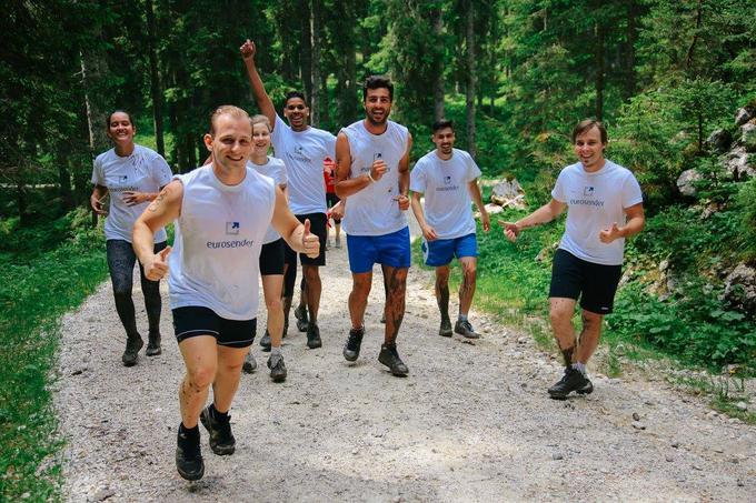 Zaposlovanju in spodbujanju pozitivne klime v podjetju Eurosender namenijo veliko časa in tudi denarja, pravi Potočnik. Zaposlenim med drugim omogočajo dodatna izobraževanja, organizirajo skupno preživljanje prostega časa zaposlenih zunaj podjetja (tako imenovani team building, na fotografiji) in vodijo redne sestanke o stanju v podjetju. Vsak petek izvajajo tudi ljubkovalno imenovane "petkove rogljičke", pri katerih v podjetje povabijo strokovnjake za posel. "Izkazalo se je, da je to lahko super način, kako spodbuditi nekonvencionalno razmišljanje, in tudi dober idejni inkubator," je razkril Potočnik.  | Foto: Eurosender