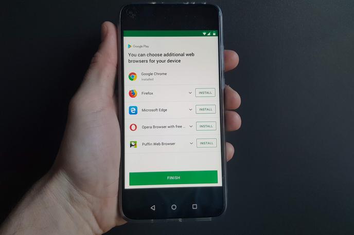 Pametni telefon, Android | Google Chrome je daleč najbolj priljubljeni spletni brskalnik na pametnih telefonih z operacijskim sistemom Android, ima namreč skoraj 90-odstotni tržni delež. Pomemben dejavnik za takšno premoč je dejstvo, da je na napravah z Androidom nameščen že privzeto, obenem pa je za povprečnega uporabnika dovolj kakovosten, da drugega pravzaprav ne potrebuje oziroma ga niti ne želi preizkusiti, pa čeprav bi mu bil morda bolj všeč.  | Foto Matic Tomšič