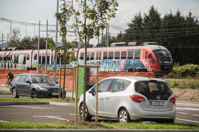 Vožnje z vlakom, tudi če želimo potovati znotraj Ljubljane, še vedno ni mogoče plačevati z mestno kartico Urbano. | Foto: Bor Slana