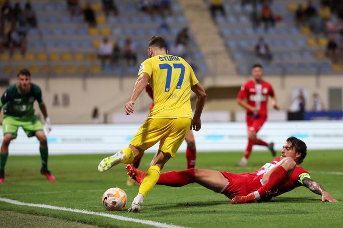 Pri Domžalah nosi igralno številko, ki jo v košarkarskem svetu obožujejo ljubitelji Luke Dončića. | Foto: www.alesfevzer.com