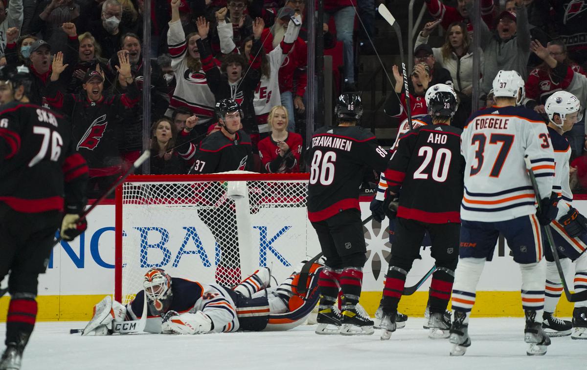 Carolina Hurricanes Edmonton Oilers | Hokejisti Carolina Hurricanes so vknjižili peto zaporedno zmago. | Foto Reuters