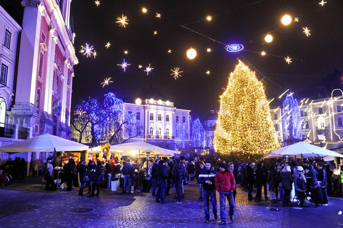 Ljubljana božične stojnice | V Sloveniji spet opažamo porast okužb. | Foto STA