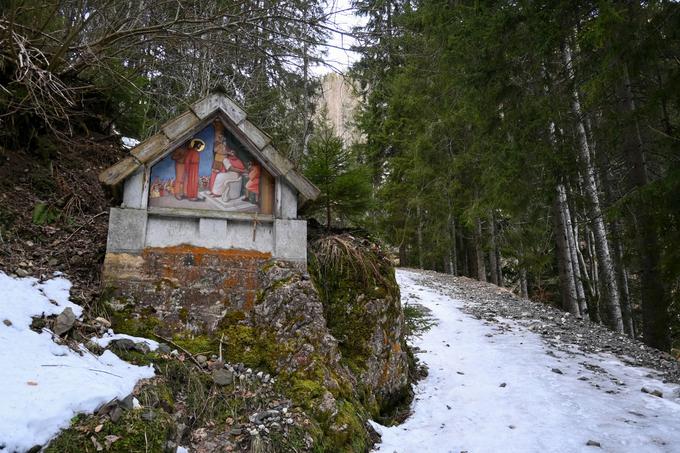 Vzpon po romarski poti, ki je najprej kopna, nato poledenela | Foto: Matej Podgoršek