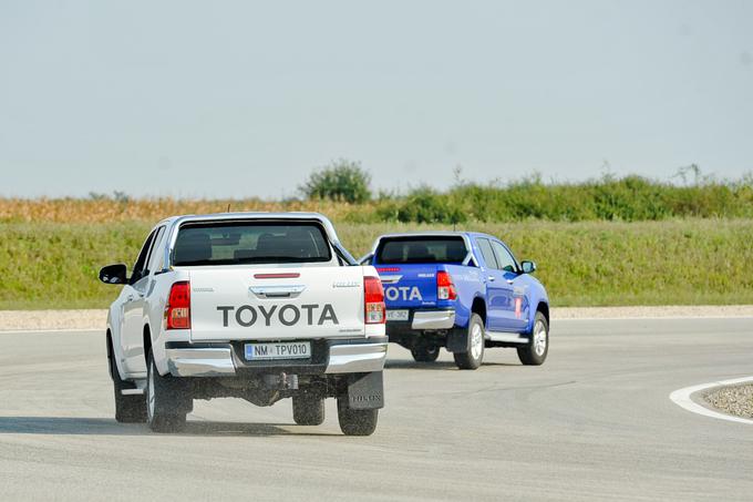 Je pa na asfaltu hilux vseeno precej bolj vodljiv in natančen, kot je bil. | Foto: Jure Gregorčič