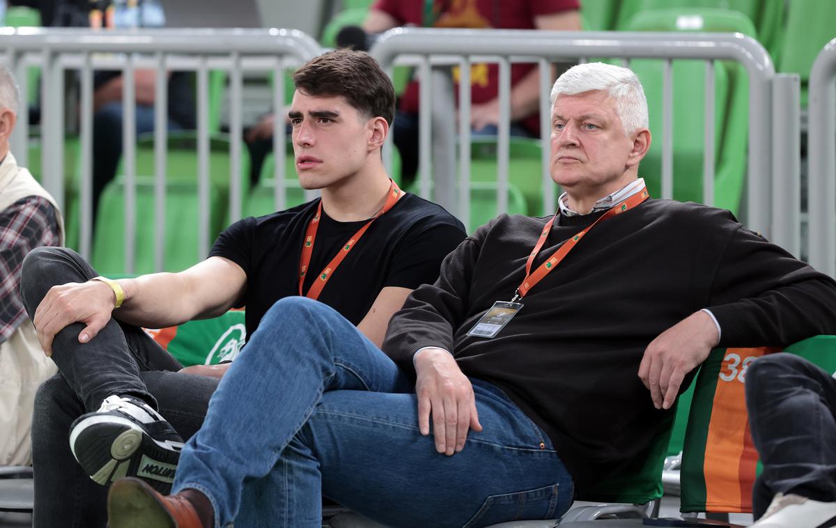 Luka Garza | Luka Garza v družbi strica Teomana Alibegovića, s katerim si je lani ogledal tekmo Cedevite Olimpije, za katero je igral njegov bratranec Amar Alibegović. | Foto www.alesfevzer.com