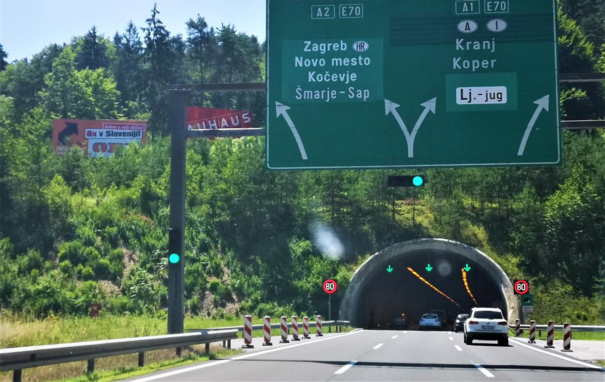 predor Golovec | Predor Golovec pred letošnjo načrtovano sanacijo. Postopek sklenitve pogodbe z izbranim izvajalcem še traja, so nam potrdili na Darsu. V tem trenutku še ne morejo zanesljivo zatrditi, da izredne razmere ne bodo vplivale na izvedbo sanacije. | Foto Gregor Pavšič