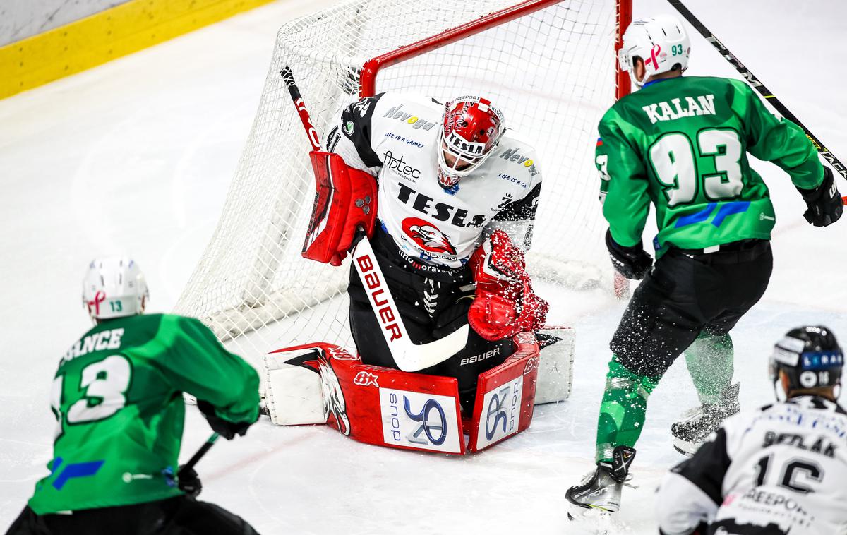 HK Olimpija Znojmo | Hokejisti Olimpije so se z nedeljsko zmago nad Znojmom vrnili na prvo mesto lige ICEHL. | Foto Sportida