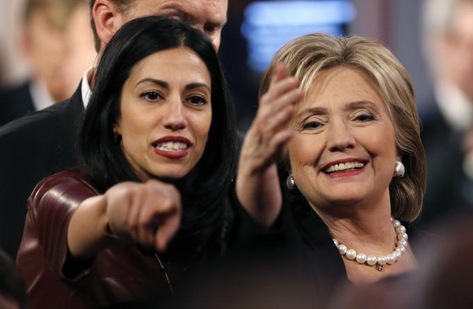 Deklica za vse, prijateljica in tesna zaupnica. Vse to so vloge Hume Abedin v življenju Hillary Clinton. Huma, ki poleg angleščine tekoče govori še arabščino in pakistanski jezik urdo, Hillary svetuje tudi glede Bližnjega vzhoda. | Foto: Reuters