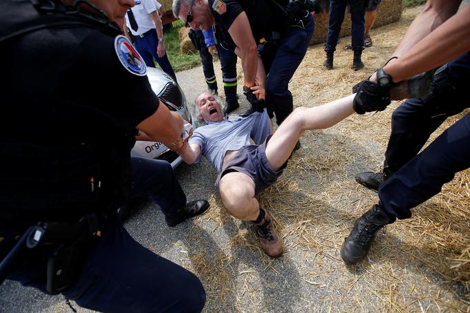 Protestnike je odstranila policija. | Foto: Reuters