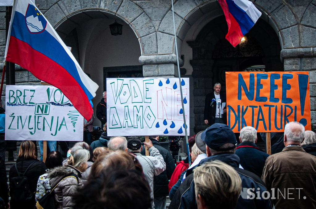 Protest pred mestno hišo proti kanalu C0