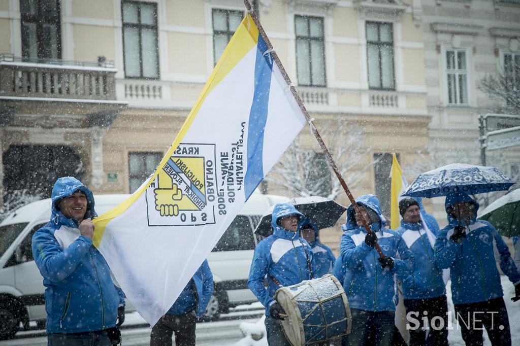 protest policistov pred vlado