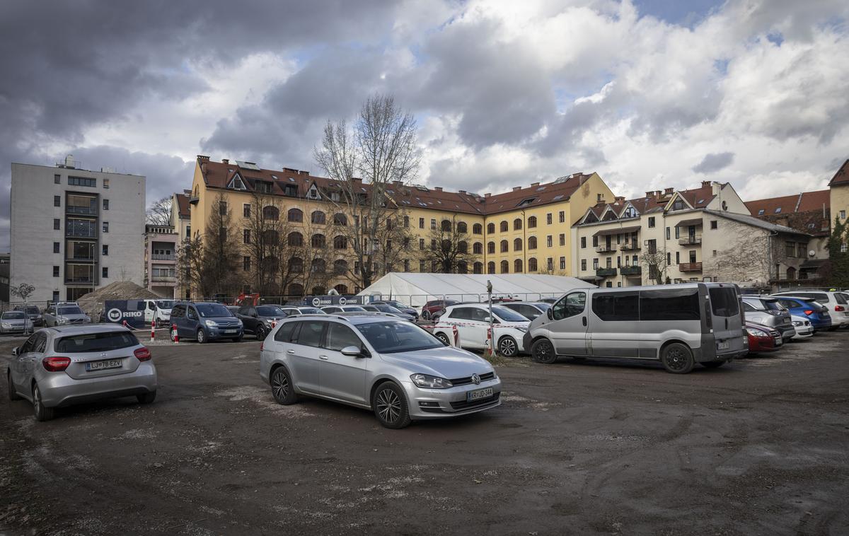 Parkirišče Nuk2 v Ljubljani. | Parkirišče je bilo namenjeno parkiranju osebnih vozil.  | Foto Bojan Puhek