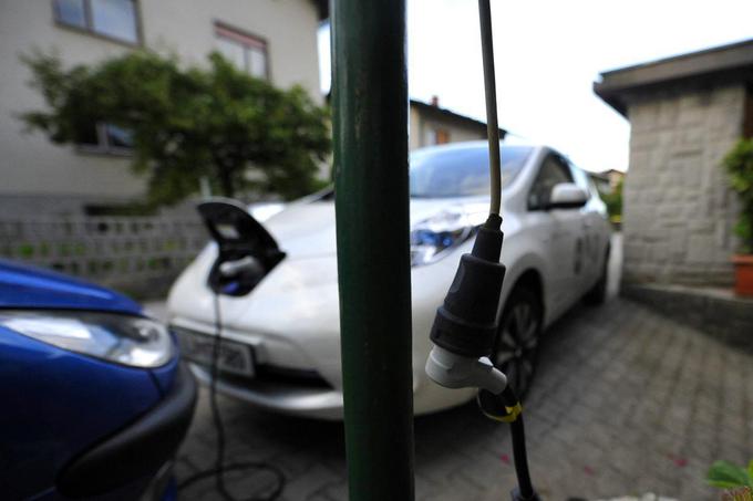 Električni avtomobil je najbolj uporaben za tiste voznike, ki živijo v stanovanjskih hišah. Vozilo lahko polnijo ponoči, ko je tudi električna energija najcenejša.  | Foto: Gregor Pavšič