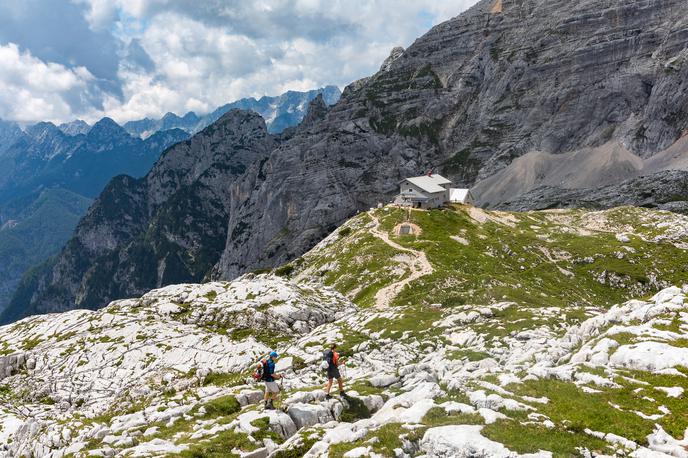 Pogačnikov dom na Kriških podih (2050 m) | Kriški podi s Pogačnikovim domom so ena najbolj fotogeničnih lokacij v Julijskih Alpah. Pot od Zadnjice nad Trento vam bo vzela dobre štiri ure.  | Foto Jošt Gantar (www.slovenia.info)