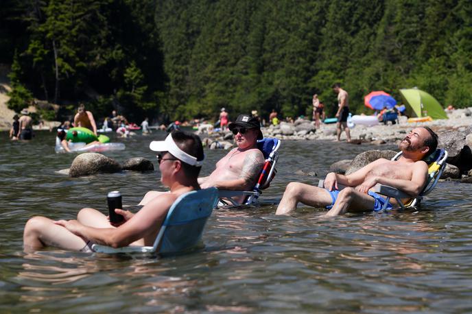 vročina Kanada | Slovenijo bo danes prvič letos zajel vročinski val, v večini države se bodo temperature po poldnevu povzpele nad 30 stopinj Celzija. Najvišje bodo na jugovzhodu, in sicer do 34 stopinj Celzija. Agencija za okolje (Arso) je zato med 14. in 21. uro izdala rumeno opozorilo za vso državo. V osrednji in severovzhodni Sloveniji pa svari tudi pred močnejšimi vetrovi. Na fotografiji Kanada in hlajenje v vodi.  | Foto Reuters