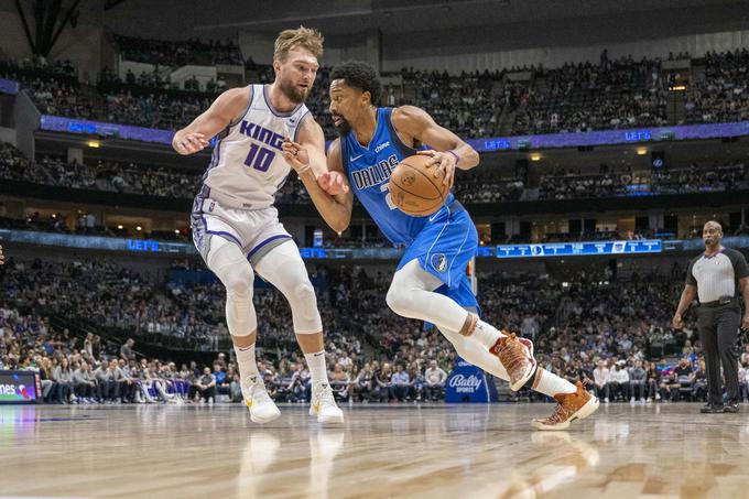 Spencer Dinwiddie v dvoboju z Domantasom Sabonisom. Na koncu se je smejalo Američanu, ki je s 36 točkami dosegel strelski rekord sezone. | Foto: Reuters