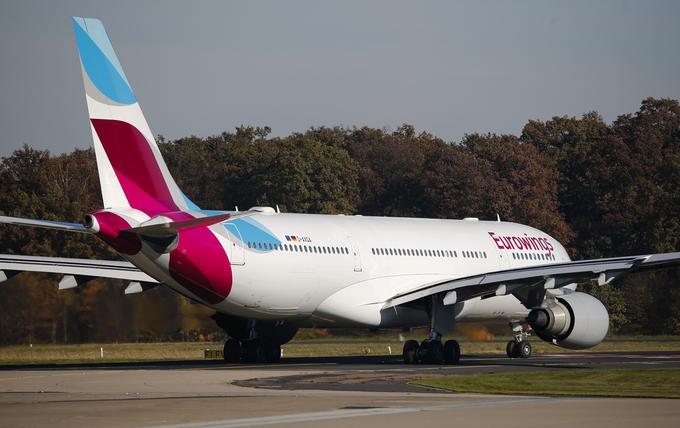 Ena od rešitev, kako bi večje letalske družbe lahko ostale v koraku z nizkocenovci, je, da vzpostavijo lastne nizkocenovne linije, tako kot na primer Eurowings.  | Foto: Reuters