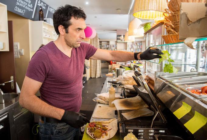 V bistroju v Ljubljani vam pripravi veganski obrok in ga postreže. | Foto: Vid Ponikvar