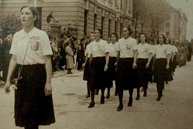 Ženska desetina PGD Primskovo Kranj na gasilskem kongresu 1939. To je bil prvi nastop 120 žensk - gasilk samaritank. Tega leta je bila odlikovana tudi prva gasilka. (Vir: Slovenski gasilski muzej dr. Branka Božiča) | Foto: Ana Kovač